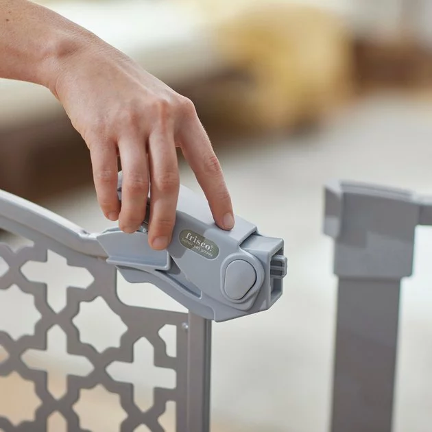 Frisco Metal Pattern Extra Wide Auto-close Dog Gate 5 Frisco Metal Pattern Extra Wide Auto-close Dog Gate - Image 3